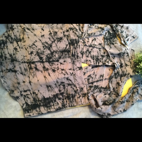 NWT- Peek A Boo exposed Back 😍 Button Down Shirt! - Picture 3 of 6